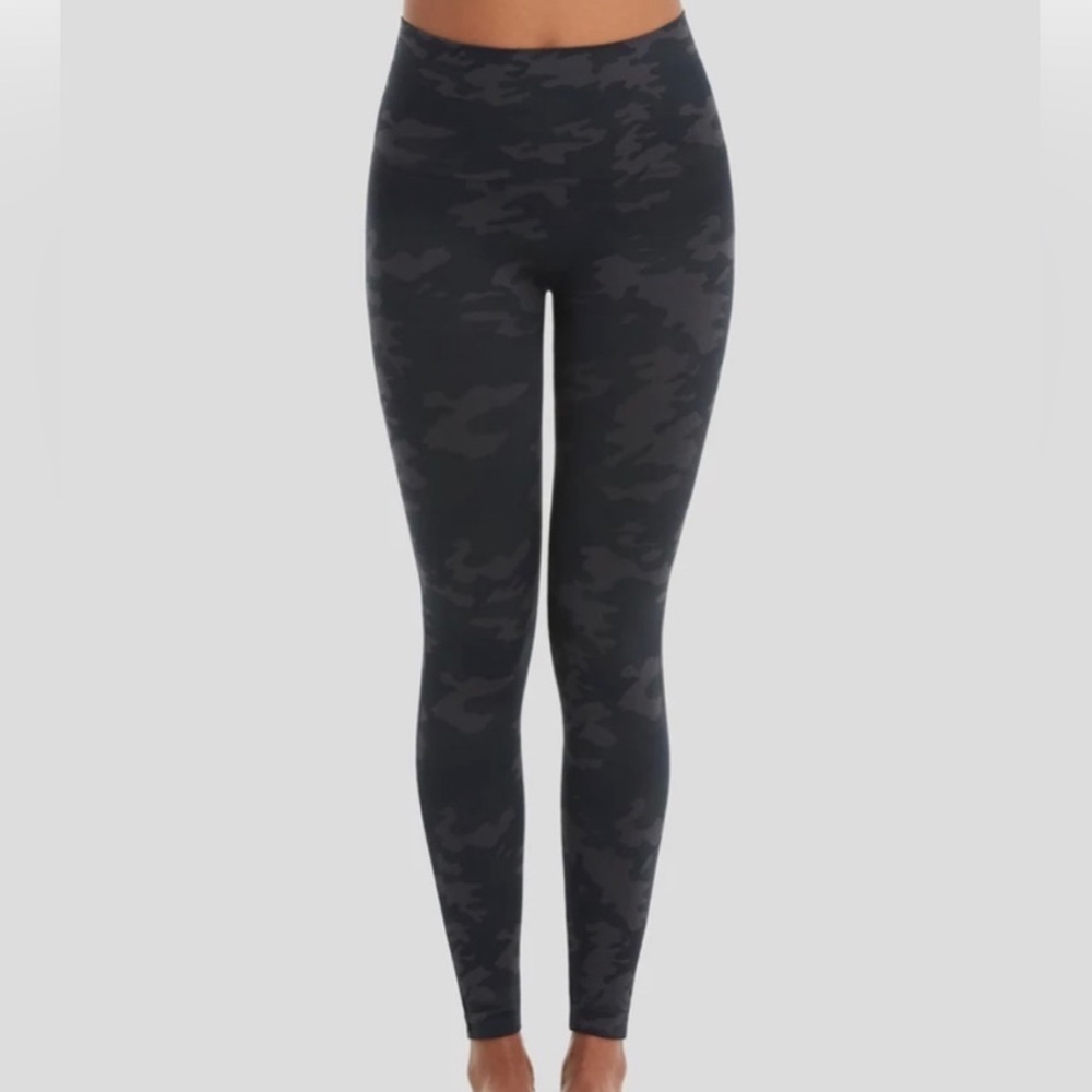 SPANX Look at Me‎ Now Seamless Leggings in  BLACK CAMO Sz M NWT